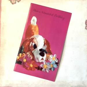 RARO cartão de aniversário retrô vintage dos anos 1960 - Cartão de pelúcia super kitsch retrô com foto de cachorro, abelha e flores - Cartão divertido e nostálgico para guardar ou enviar