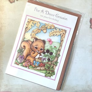 RARA cartolina d'epoca degli anni '80 circa "Per un caro cugino nel giorno del tuo compleanno" - ADORABILE disegno di uno scoiattolo nella foresta - Versetto dolce - Divertente cartolina nostalgica