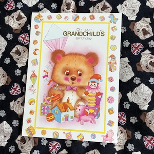 Cartão vintage raro da década de 1980 "No aniversário do nosso neto" tamanho grande - design adorável de urso marrom e brinquedo - verso doce dentro - tradicional