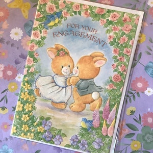 Carta vintage circa anni '80 'Per il tuo fidanzamento' con coppia di conigli vestiti super carini e grazioso design floreale - Sweet Verse - Amanti dei conigli