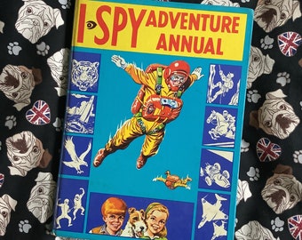 RARE vintage 1966 « I Spy Adventure Annual » en livre relié - histoires et articles de bandes dessinées - cadeau de livre d'anniversaire/d'anniversaire nostalgique amusant pour lui