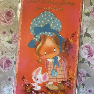 Cartão RARE Retro/Vintage Circa 1970 'Special Birthday Greetings querida Daughter' - Super fofo Kitsch Little Girl & Mouse Design - Retro Lover