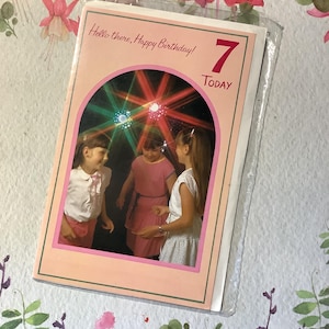 UITERST zeldzame vintage circa jaren 1970 Hallo daar, gelukkige verjaardag! Fotokaart retro discodansmeisjes van vandaag: nostalgische kaart . Sweet Verse