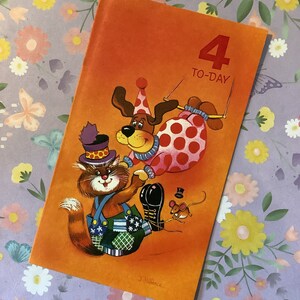 Cartão de aniversário raro, vintage/retro, da década de 1960, "4 T0-DAY", com 4 dobras, design fofo de circo para gatos e cachorros - John Patience Design - Cartão para amantes de circo