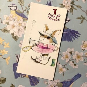 Cartão de aniversário de 1º aniversário vintage raro da década de 1970 '1 ano de idade já' - Design de coelho jogador de tênis super fofo - Verso doce dentro - Tradicional