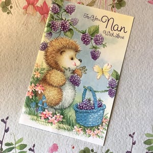 RARE carte d'anniversaire Nan vintage des années 1990 ADORABLE hérisson & design Blackberry - douce salutation à l'intérieur - nostalgie - carte rétro Loving Nan