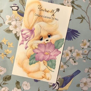 Cartão de aniversário vintage/retro por volta dos anos 1970 "Você tem 18 anos, parabéns" - Coelho fofo e design floral brilhante - Amante retrô - Verso doce