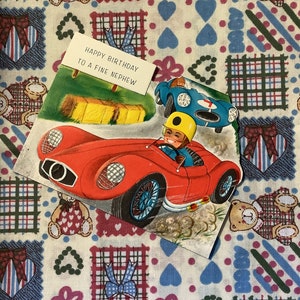 RARE carte vintage des années 1950 « Joyeux anniversaire à un beau neveu » avec un design amusant de voiture de course - vers doux - carte nostalgique à garder - poinçon