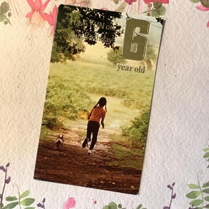 RARO cartão fotográfico retrô vintage da década de 1970 "Divirta-se no aniversário do seu filho de 6 anos" com uma menina e seu cachorro passeando - Sweet Verse