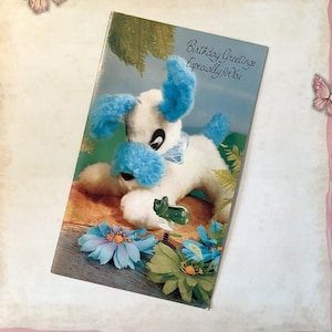 RARO cartão de aniversário retrô vintage dos anos 1960 - Cartão super kitsch retrô com foto de cachorro de pelúcia, sapo e flores - Cartão divertido e nostálgico para guardar ou enviar