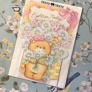 Carte d'anniversaire « Dix-huit aujourd'hui » vintage/rétro vers les années 1980 - Jolie carte en forme avec un ours en peluche et un motif floral - Une carte à garder - Vers doux