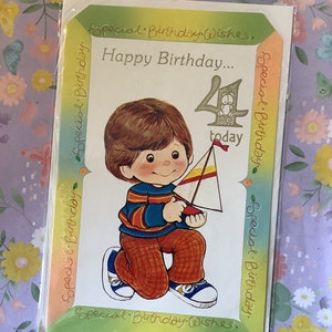Cartão RARO Vintage/Retro Circa 1980 'Feliz Aniversário para Hoje' para um Garotinho em seu 4º Aniversário - ADORÁVEL Garoto segurando um Design de Barco de Brinquedo
