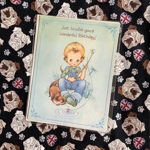 Cartão grande EXTREMAMENTE raro vintage por volta de 1970 'Só para lhe desejar um aniversário maravilhoso' -Kitsch/Retro Big Blue Eyed Fishing Boy & Otter Design