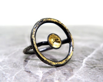 Anillo de plata de ley forjado a mano con pan de oro de 24k, regalo para ella, anillo de plata oxidada, anillo artesanal, anillo brutalista, anillo de declaración