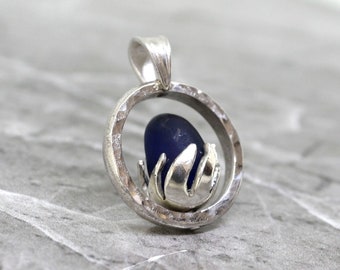 Colgante de plata de ley con un verdadero vidrio de mar azul, regalo para ella, colgante cinético, colgante giratorio, colgante de plata texturizado, delicado