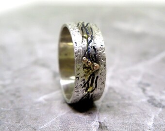 Anillo de plata de ley oxidada con banda texturizada y detalles dorados