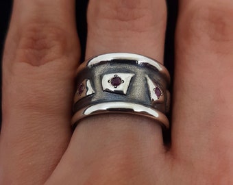 Anillo de plata de ley oxidada: banda ancha con rubíes naturales