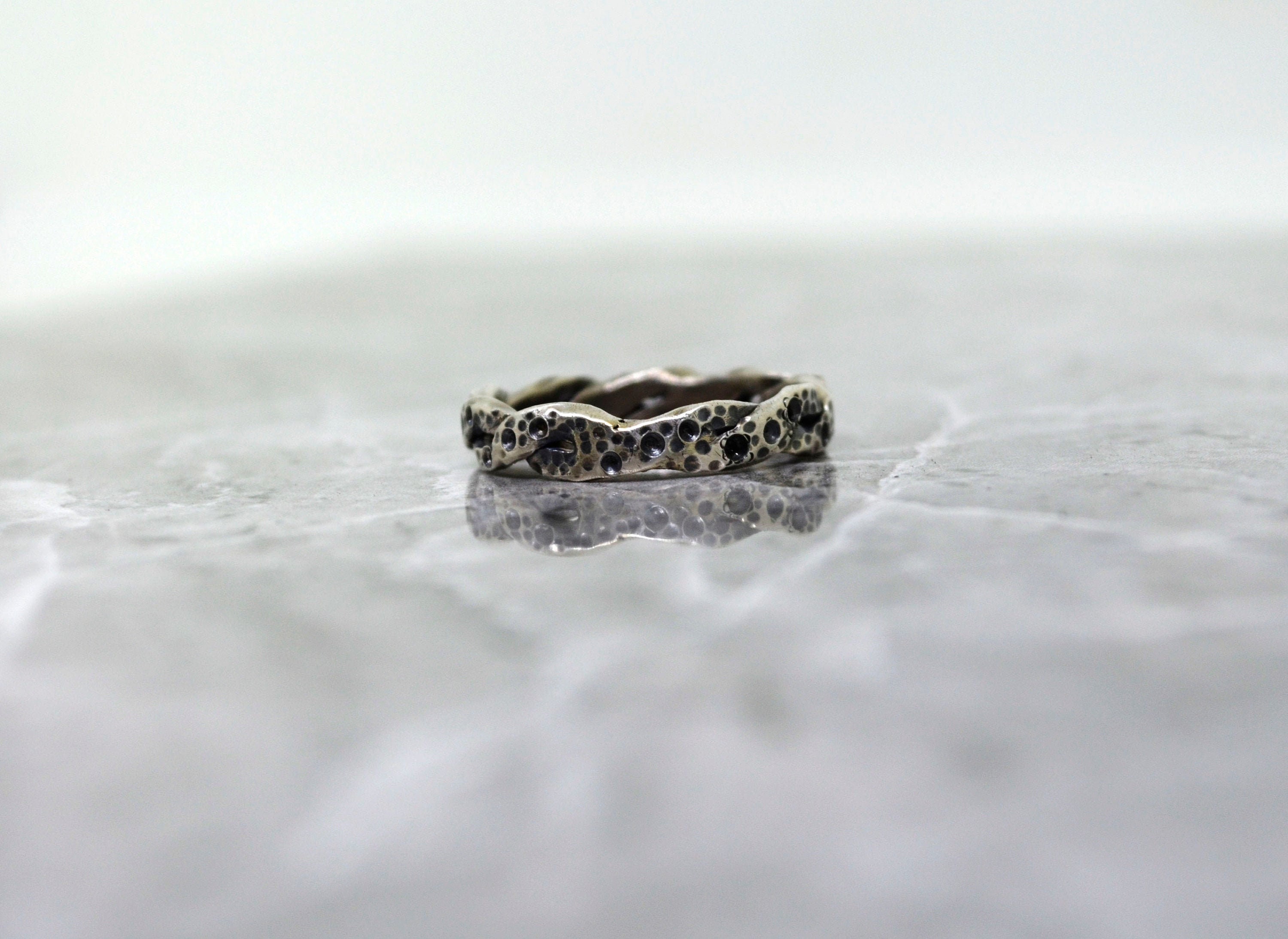 Hombres retorcido anillo de plata de ley, anillo de hombres rústicos, anillo de plata de ley brutalista, anillo artesanal, regalo para él, anillo de plata texturizado