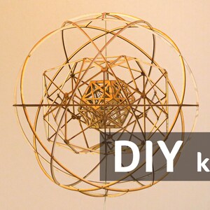 Op de afbeelding: Een DIY-kit voor het bouwen van een geometrische houten bol. De bol is gemaakt van in elkaar grijpende stukken hout en heeft een complex, ingewikkeld ontwerp. De kit bevat alle benodigde materialen en instructies om de bol te bouwen.