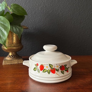 Vintage Sheffield Individual Strawberries &#39;n Cream Stoneware Crock with Lid, Lidded Soup Bowl, Strawberry Dinnerware, Cottage Core Tableware