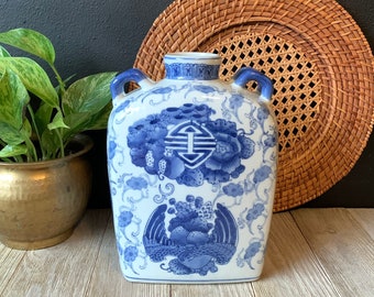 Vintage blau-weiße chinesische Porzellanvase | Traditionelles Chinoiserie-Dekor | Chinesisches Dekor | Rustikales Bauernhaus | Porzellan Mantelschmuck