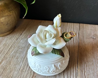 Figurine musicale rose blanche vintage en porcelaine avec accent pour alliance, boîte à musique, cadeau souvenir de mariage, chanson de mars pour mariage, cadeau de mariée