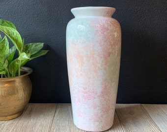 Vintage Pastell Keramik Blumenvase | Art Deco Dekor | Handbemalt | 80er Jahre Home Interiors | Kaminsims | Große glasierte Keramik Vase