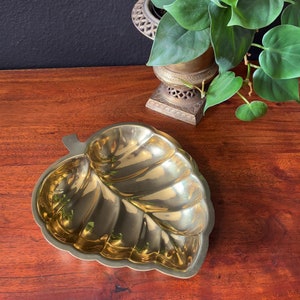 Vintage Brass Leaf Shaped Dish, Botanical Brass Tray, Gold Trinket Jewelry Ring Dish, Decorative Decor Dish, Brass Catch-All, Unique Gift