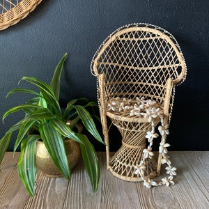 Vintage Wicker Miniatur Pfau Stuhl Pflanzenhalter | Miniatur Korbmöbel | Korbgeflecht Blumentopf | Boho Dekor | Einweihungsgeschenk