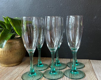 Vintage Klarglas-Champagnerflöten mit türkisfarbenen Stielen, türkisfarbenen Glaswaren, grünen Mimosengläsern, Sechser-Set, Hochzeits-Toastgläser