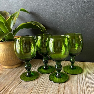 Vintage Bright Green Wine Goblets, Small Green Footed Juice Glasses, Retro Green Barware, Mid Century Glassware, Green Cocktail Stemware