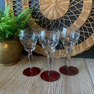 Vintage Louie Weston klassieke geëtste matte bloemen kristaloptiek wijnglazen met robijnrode steel | Set van drie | Vintage bargerei glaswerk
