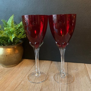 ヴィンテージ ラージ ルビーレッド ワイングラス クリアステム付き | 2 個セット | カクテルグラス | ウェディング トースト | バーカートの装飾 | ワイン愛好家へのギフトアイデア