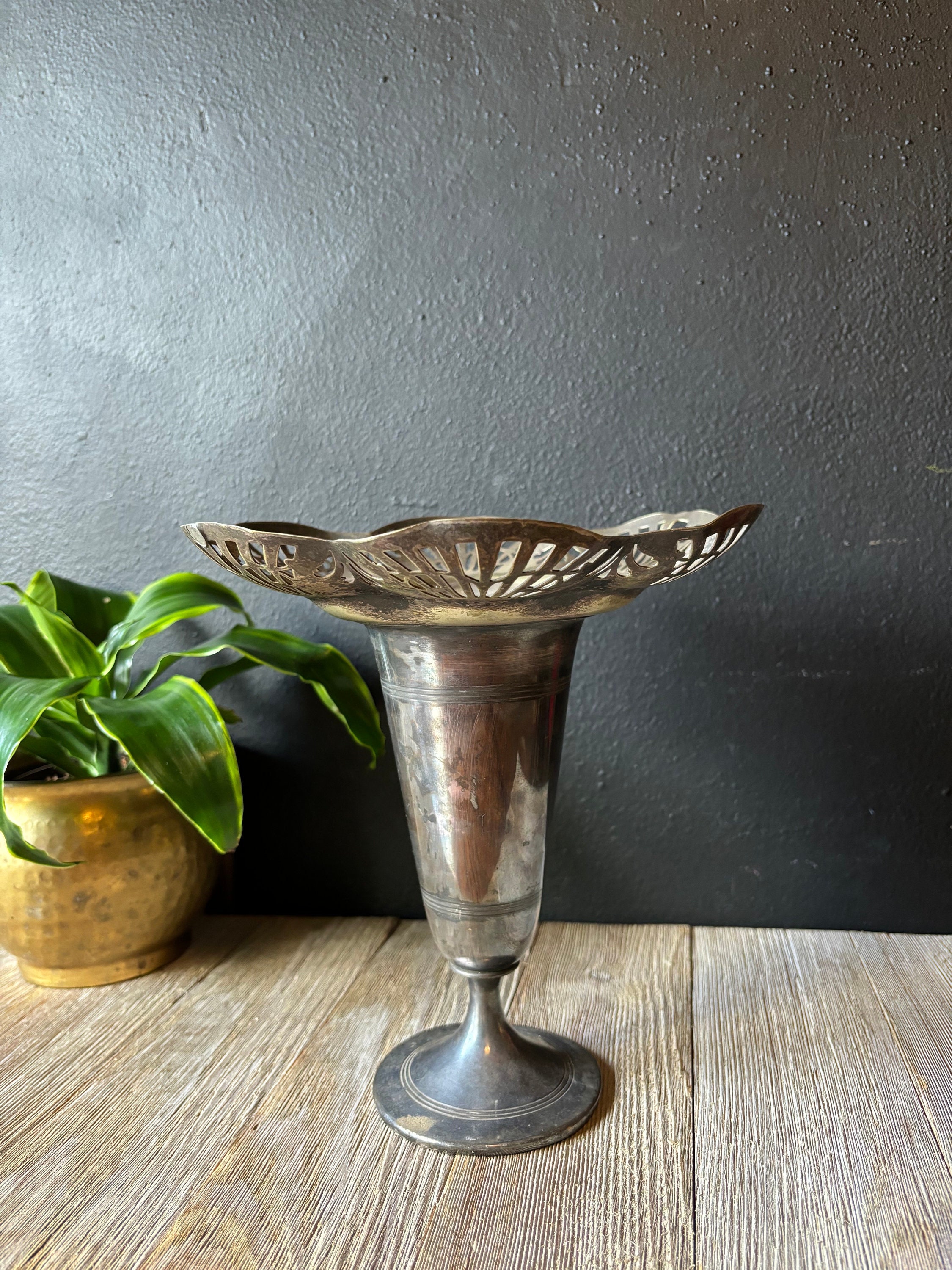 Vaso vintage con piedistallo placcato in argento con bordi smerlati decorati, decorazione per matrimonio in argento, centrotavola floreale in argento, vaso rustico