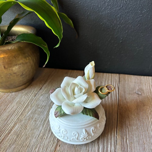 Figurine musicale rose blanche vintage en porcelaine avec accent pour alliance, boîte à musique, cadeau souvenir de mariage, chanson de mars pour mariage, cadeau de mariée