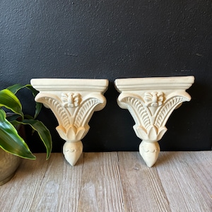 Paire d'appliques murales vintage en céramique beige ornée, applique murale en cottagcore blanc, lot de deux, appliques murales Hollywood Regency en céramique ivoire ivoire