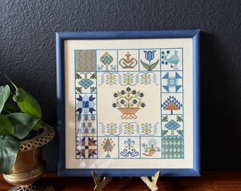 Decoración de pared bordada con base de cabaña vintage, estilo cabaña azul y verde, hecha a mano, con bordado de punto de cruz, GrannyCore, arte de fibra colgante, Crewel