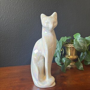 Perłowo-biała ceramiczna figurka kota w stylu vintage, prezent dla miłośników kotów, 12-calowa porcelanowa figurka kota, rzeźba kota w stylu art déco MCM, dekoracja dla kotów