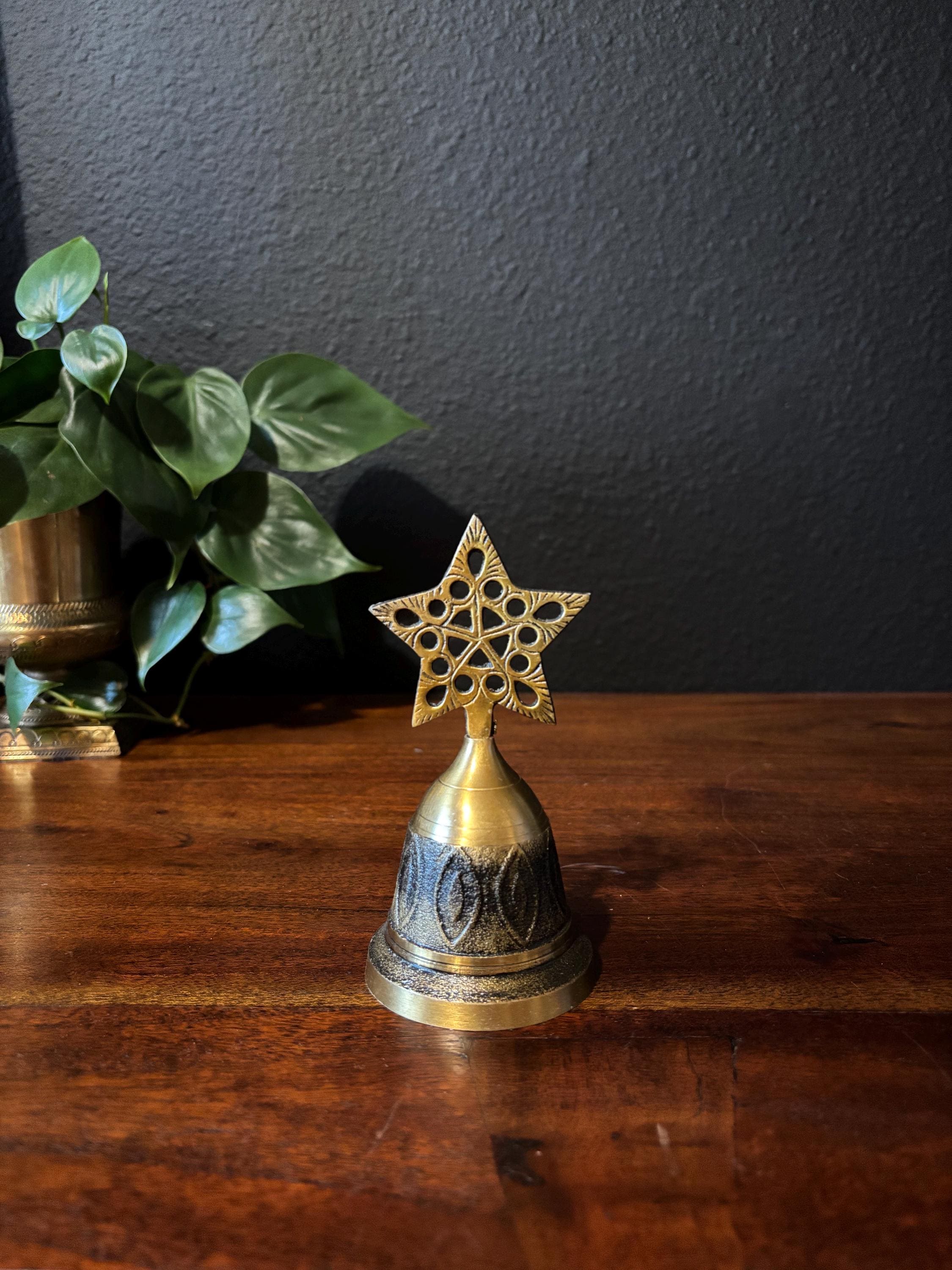 5つの星型ハンドル付きヴィンテージ真鍮ベル、エッチングゴールドベル