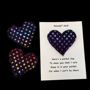 Câlin de poche, petit coeur de poche, cadeau, ami, amour, coeur doux, câlin, carte cadeau, petit coeur de poche, arc-en-ciel, costumes, coeurs, trèfle, pique