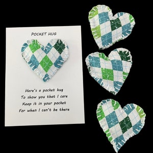Câlin de poche, petit coeur de poche, cadeau, ami, amour, coeur doux, câlin, carte cadeau, petit coeur de poche, plaid, damier, bleu, vert, losanges