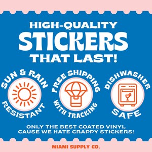 K&ouml;nnte beinhalten: Blau-wei&szlig;er Aufkleber mit dem Text "HIGH-QUALITY STICKERS THAT LAST!" und drei Symbolen: eine Sonne mit dem Text "SUN & RAIN RESISTANT", ein Fallschirm mit dem Text "FREE SHIPPING WITH TRACKING" und eine Sp&uuml;lmaschine mit dem Text "DISHWASHER SAFE".