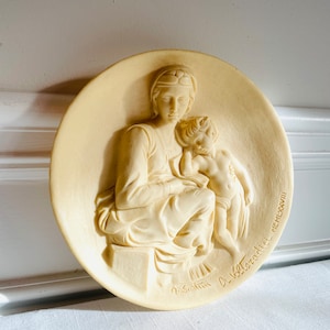 MADONNA PENSOSA 1978 Bas Relief Wall Plate 8 1/4&quot; Signed Ado Santini Plate No. 3442, NEW in Box.