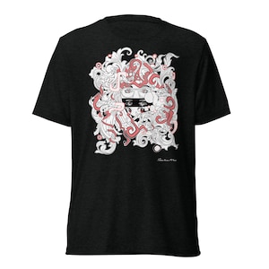 Puede incluir: Camiseta negra con un diseño gráfico blanco y rosa de una cara rodeada de patrones florales. El texto "Sara Anna Maria" está impreso en la parte inferior del diseño.