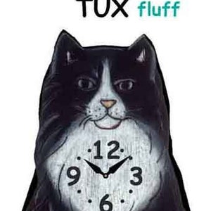 Puede incluir: Un reloj de gato negro y blanco con una cola larga. La esfera del reloj tiene números y manecillas negros. La cara del gato está pintada con un parche blanco en el pecho y una nariz negra.