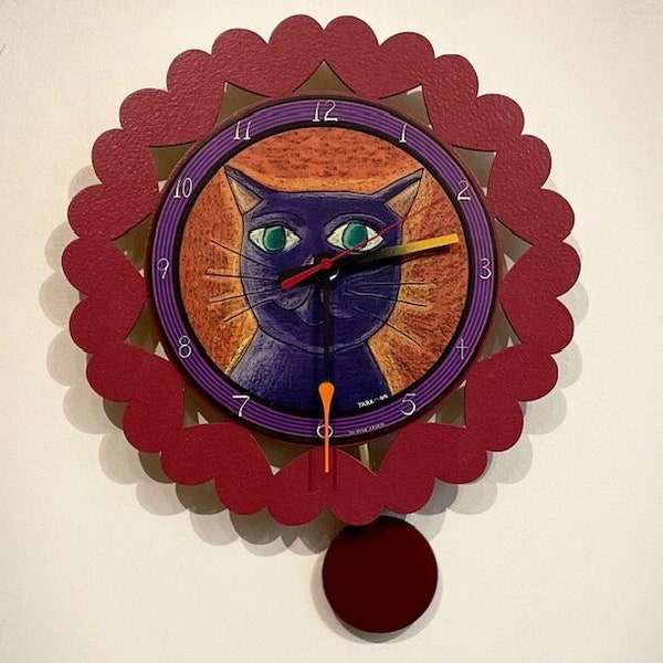 Horloge coeurs avec pendule oscillant et motif chat