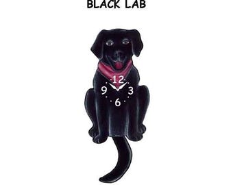 Schwarze Labrador Uhr mit schwingendem Schwanz