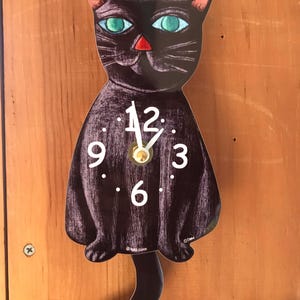 Reloj mini gato negro con cola oscilante