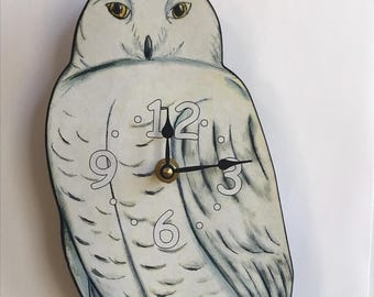Snowy Owl clock with swinging tail