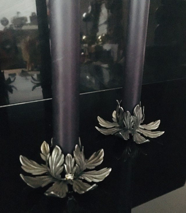 Lot de 2 Bougeoirs Décor Feuillage en Etain.